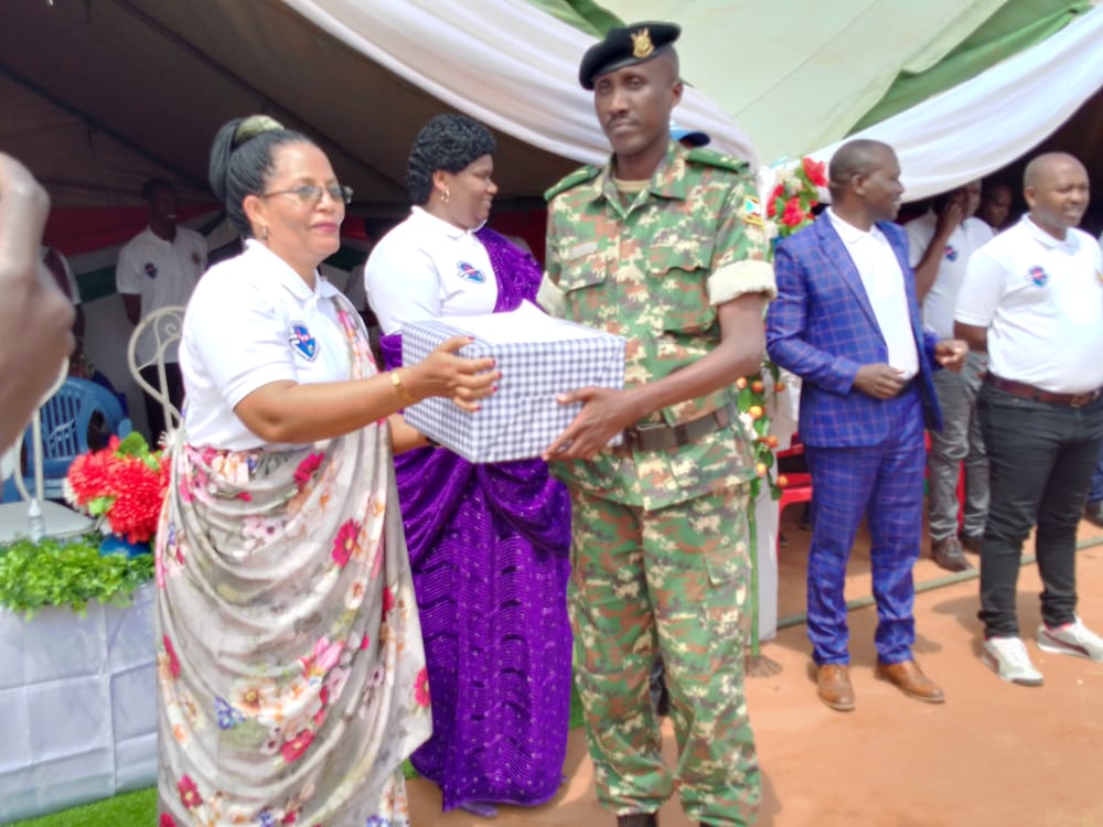 ABPInfos's tweet photo. #Burundi Le Centre National de Transfusion Sanguine ( @CentreCnts) offre des prix aux personnes qui se sont démarquées dans la sensibilisation au don du sang https://t.co/IsXBOVhIe4