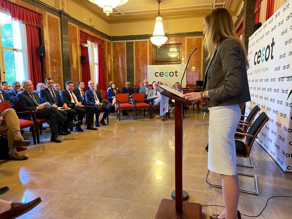 _VictoriaAlsina's tweet photo. Convençuda que la millor acció exterior comença a casa, acompanyo el #hubconsular a conèixer els principals actius del nostre país. Ahir van conèixer el potencial empresarial del Vallès de la mà de @PatronalCecot i un centre de recerca líder al món, @ALBAsynchrotron👇 https://t.co/7nnCK9wkvn