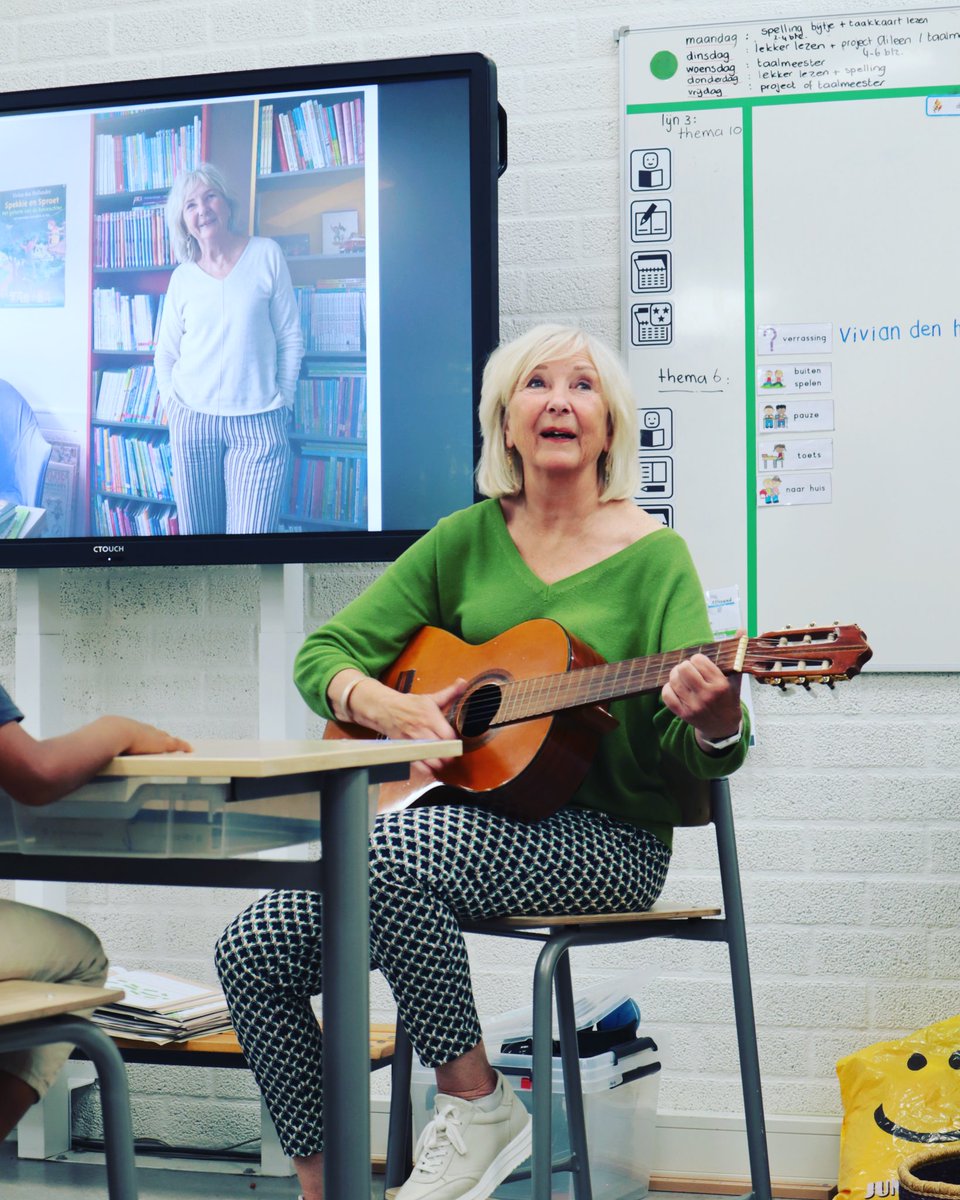 Wat een feestje! Vivian den Hollander is op school! Spekkie en Sproet, lekker zingen, fijn om leerling, meester of juf te zijn! 🎉🎉🎉 @StichtingKlasse @stichtinglezen #lezen #lezenisleuk #kinderboekenschrijver #bibliotheekopschool