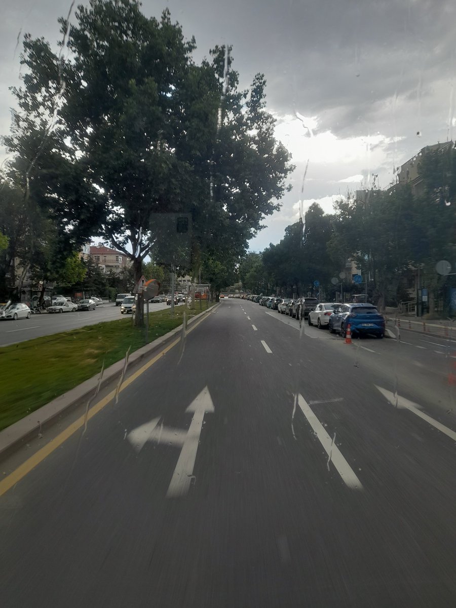 hmkurac's tweet photo. Bakanlıklar da bardaktan boşanırcasına yağmur yağıyor Beşevler güllük gülistanlık #Ankara https://t.co/7xiB4lyHZm