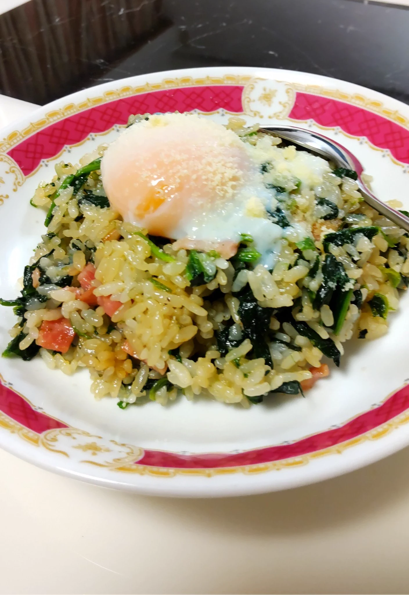 山本ゆりさん(@syunkon0507)のポパイライスを作ってみました🍚
鶏ガラのコクとニンニクの風味が効いてますが、具はほうれん草とベーコンなのであっさりと頂けます😋🍴
温泉卵以外にもオムライス風にしたり、ホワイトソースとチーズでドリアみたいにしてと良いかもしれない🐣🧀  