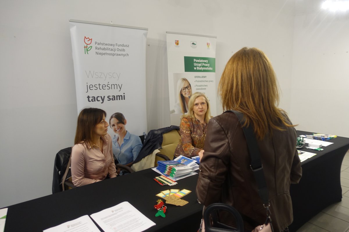 PUP_Bstok's tweet photo. W dniu 14 czerwca 2022 r. w Miejsko – Gminnym Centrum Kultury i Sportu w Choroszczy odbył się wspólny dyżur pracowników Powiatowego Urzędu Pracy w Białymstoku oraz Oddziału Podlaskiego PFRON w Białymstoku.
Więcej informacji: https://t.co/WS77ANtSse https://t.co/H7QCcrygXT
