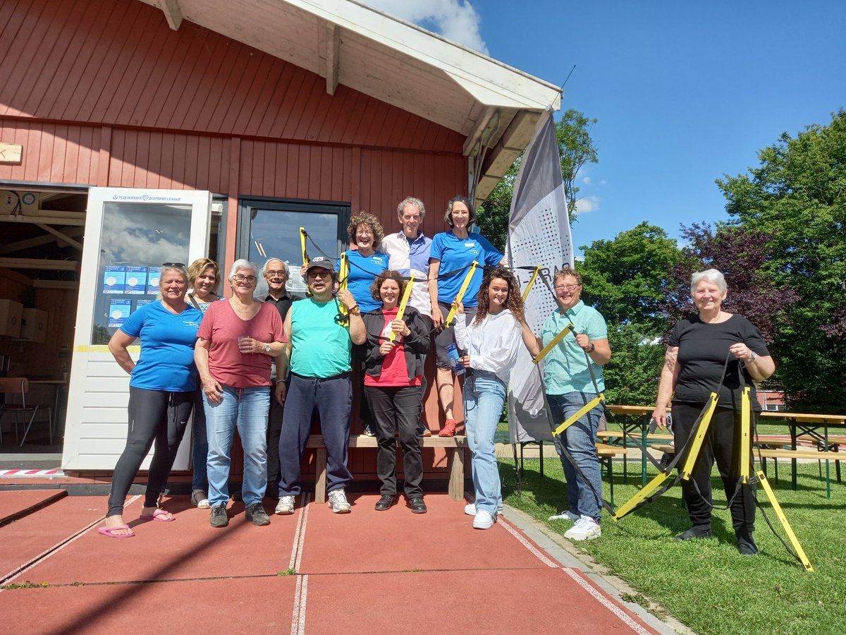 Op de atletiekbaan van en in het clubhuis van U-Track (Mytylweg 79) is vanochtend De Derde Helft gestart. Elke dinsdag van 10.00 tot 12.30 uur kun je hier met medebewoners wandelen, bewegen en/of sporten, op eigen tempo en met een bakkie koffie! Meer info: u-track.nl/nieuw-bij-u-tr…