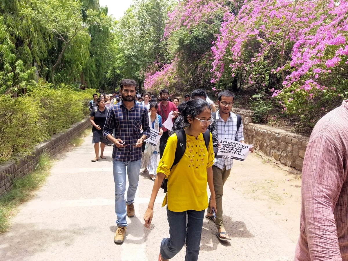 sfijnuunit's tweet photo. On the call of JNUSU, SFI activists along with students from School of International Studies joined in large numbers to protest against online classes.
Resume offline classes immediately.
𝐒𝐭𝐮𝐝𝐞𝐧𝐭𝐬 𝐔𝐧𝐢𝐭𝐲 𝐋𝐨𝐧𝐠 𝐋𝐢𝐯𝐞!
𝐒𝐅𝐈 𝐉𝐍𝐔 https://t.co/u2U42KWT0e