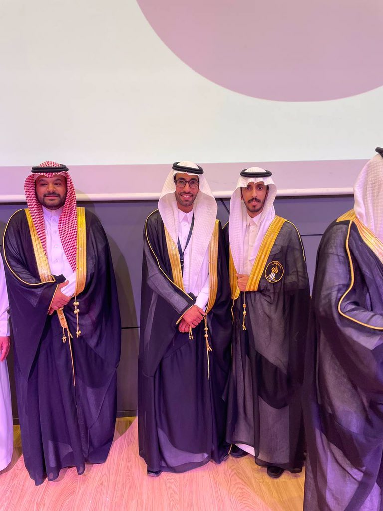 mixil20's tweet photo. الحمدلله على الختام والتمام.. سنوات مضت بحلوها ومرها علينا وبفضل الله قدرنا نحقق ما نتمى الف مبروك لجميع الخريجين وشكرا على من قام بالحفل الاكثر من رائع. #تخرج_كلية_طب_حائل https://t.co/espZTJ5RaL