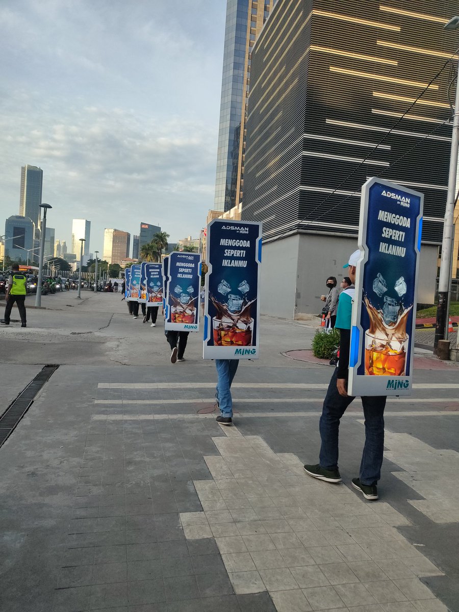 Tadi di Sudirman liat ginian. 'Iklan berjalan' yg beneran pake jalan kaki. Kok ga nyaman ya liatnya 😅