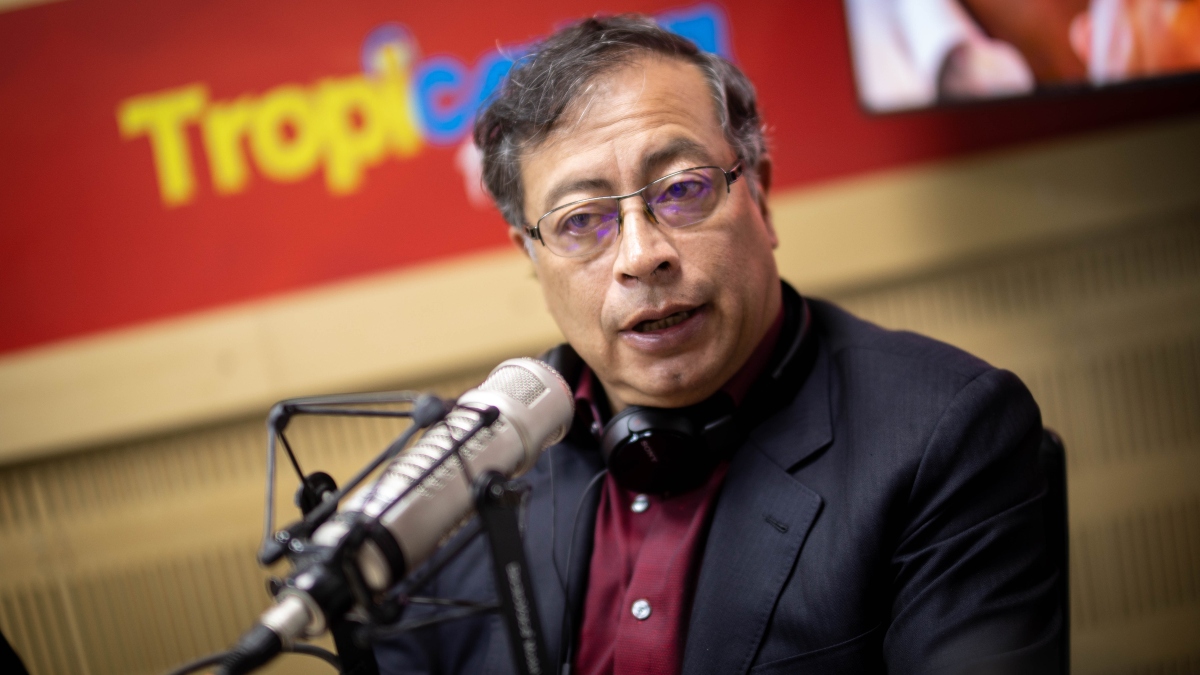 El candidato <a href="/petrogustavo/">Gustavo Petro</a>
estará #EnVivo en Tropicana hablando de todas sus propuestas para Colombia y respondiendo las preguntas de los oyentes 

Participe con el #PetroEnTropicana 

bit.ly/3HpPgVV