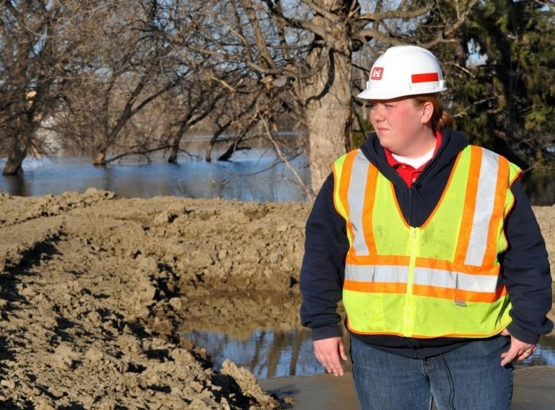 USACEHQ's tweet photo. It’s more than a piece of dirt…Do you know what a levee is? #USACE #levees are designed as solid structures but levees can also be highways, railroads, or even a temporary emergency measure (sandbags). #leveesafety #USACEeducates #BuildingStrong @StPaulUSACE https://t.co/W3JsVNan1n