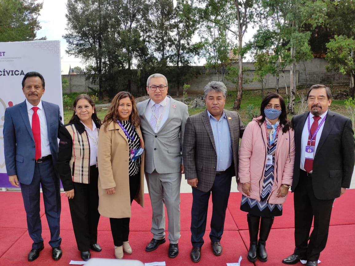 Seccion55SNTE's tweet photo. #preSNTE55

El Srio del #SNTE55, @mtro_guevara, representante #CENSNTE, Mtro. José Luis Pérez Márquez y el Mtro. @MoctezumaBauti1, Director General del @CONALEPTlaxcala, #preSNTE en homenaje al lábaro patrio, presidido por el Dr. @HomeroMeneses, Srio de Educación en Tlaxcala https://t.co/U19zfyzaTe