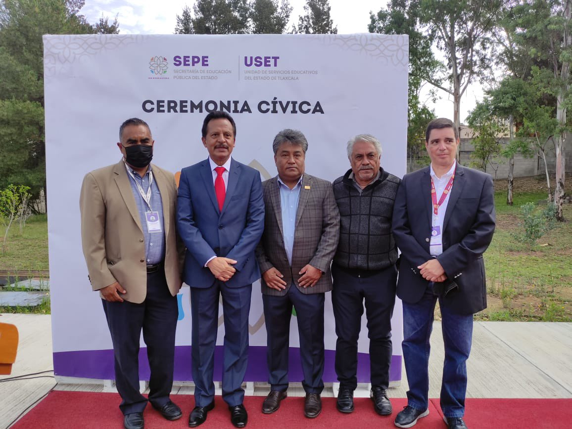 Seccion55SNTE's tweet photo. #preSNTE55

El Srio del #SNTE55, @mtro_guevara, representante #CENSNTE, Mtro. José Luis Pérez Márquez y el Mtro. @MoctezumaBauti1, Director General del @CONALEPTlaxcala, #preSNTE en homenaje al lábaro patrio, presidido por el Dr. @HomeroMeneses, Srio de Educación en Tlaxcala https://t.co/U19zfyzaTe