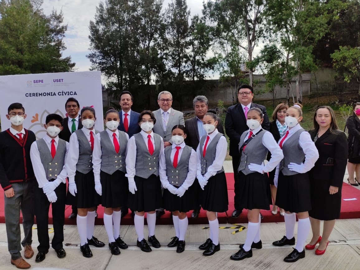 Seccion55SNTE's tweet photo. #preSNTE55

El Srio del #SNTE55, @mtro_guevara, representante #CENSNTE, Mtro. José Luis Pérez Márquez y el Mtro. @MoctezumaBauti1, Director General del @CONALEPTlaxcala, #preSNTE en homenaje al lábaro patrio, presidido por el Dr. @HomeroMeneses, Srio de Educación en Tlaxcala https://t.co/U19zfyzaTe