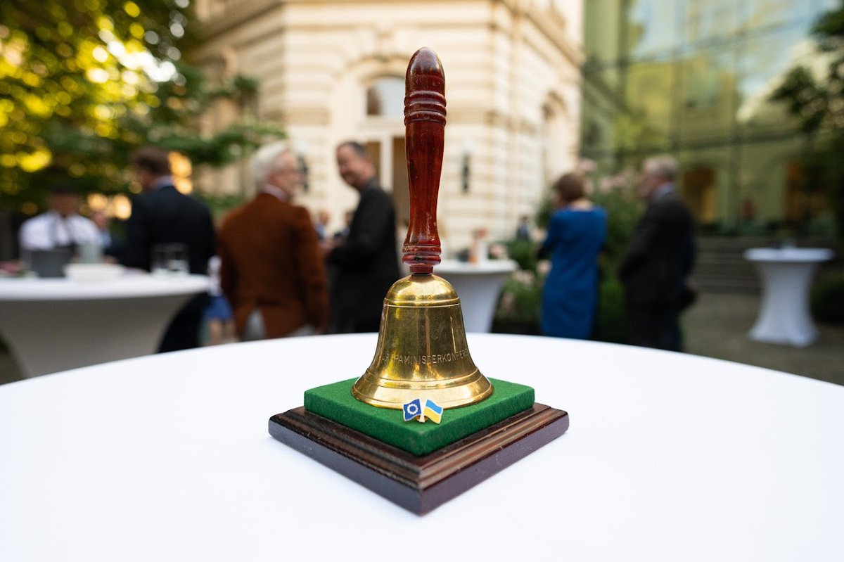 sachsenanhalt's tweet photo. #SachsenAnhalt übernimmt am 1. Juli offiziell den Vorsitz in der #EMK. Staatsminister #Robra bekam am Rande der 89. Europaministerkonferenz in Brüssel symbolisch bereits die traditionelle Glocke von StMin Meier überreicht: https://t.co/cEpsePK937 (StK) 
📷  Meißner/@SMJusDEG https://t.co/wXUTntaDsM