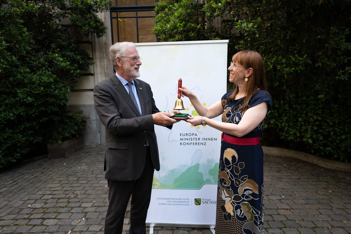 sachsenanhalt's tweet photo. #SachsenAnhalt übernimmt am 1. Juli offiziell den Vorsitz in der #EMK. Staatsminister #Robra bekam am Rande der 89. Europaministerkonferenz in Brüssel symbolisch bereits die traditionelle Glocke von StMin Meier überreicht: https://t.co/cEpsePK937 (StK) 
📷  Meißner/@SMJusDEG https://t.co/wXUTntaDsM