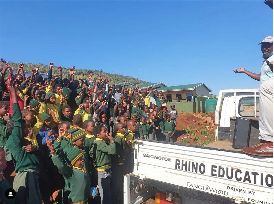 ProjectRhinoKZN's tweet photo. Siyabathanda Obhejane!
Rhino ART conservation education at schools bordering Manyoni Game Reserve in beautiful Zululand.
So wonderful to see the excitement and enthusiasm from these young learners.
#environmentaleducation #projectrhino #manyoni #kingsleyholgatefoundation https://t.co/bkYu4ioQyY