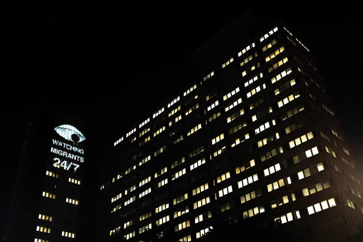 Right_to_Remain's tweet image. Imagine a hostile government tracking your every move. At places like Lunar House, @ukhomeoffice is forcing migrants to wear intrusive and dehumanising 24/7 GPS tracking anklets. 

And remember, what gets tested on migrants often end up being applied to citizens. 
#DignityNotData