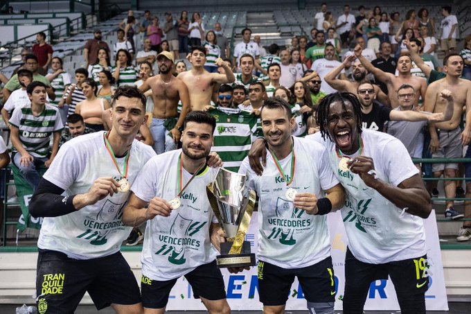 Si juntas a 4 #Hispanos en un mismo equipo... Los éxitos no tardarán en llegar:
<a href="/josepfolques/">Josep Folqués</a>, <a href="/natansuarez7/">Natan</a>, <a href="/CRuesga11/">Carlos Ruesga</a> y <a href="/mgassa19/">Mamadou Gassama</a> 
Sporting de Portugal, campeón de la Copa 🇵🇹 21/22
📸 <a href="/SCPModalidades/">Sporting CP - Modalidades</a>