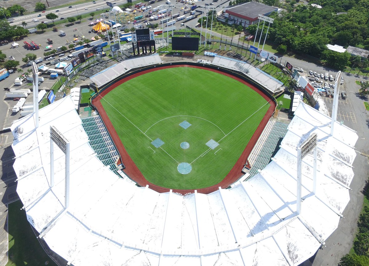 Oct.24-1962,Datos; La iluminación consiste de 8 torres,4 en el "outfield" y 4 sobre la techo.Para un total de 1,080 focos.(fotos©️jflv,acm) 
 #HiramBithornElEstadio