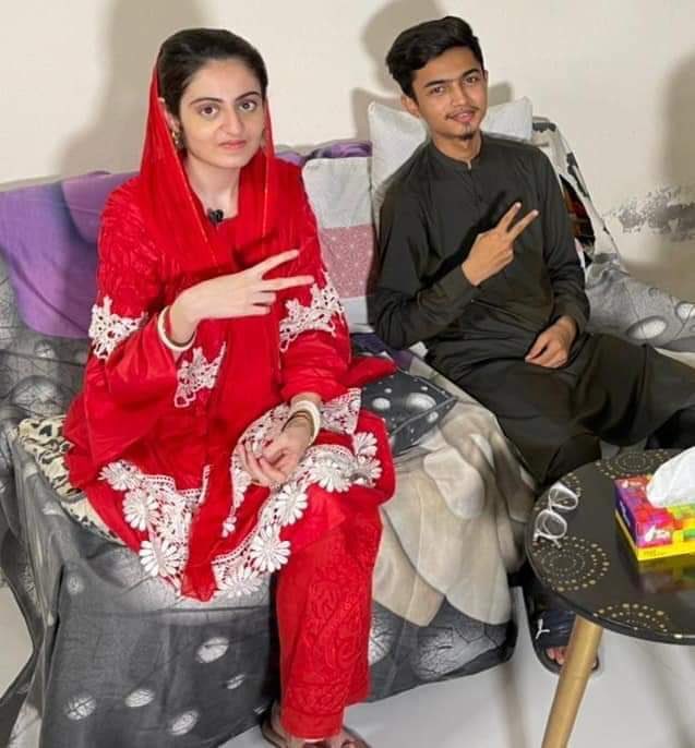 یہ وکٹری کا نشان ایک سبق ہےان ماں باپ کیلئے جو اولاد پر اندھا اعتبار کرتے ہیں