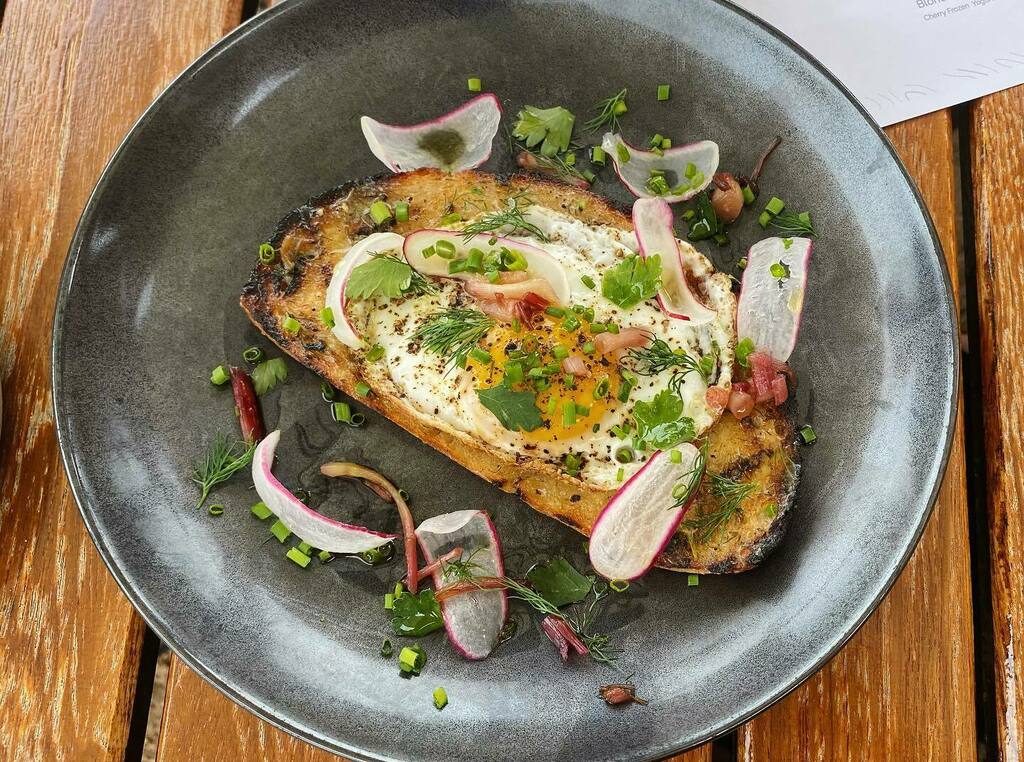 Perfect little day trip. Trying to figure out how #BoulangerieBittner bread can be as good as the one here // 1️⃣ Grilled sourdough and ramp butter with fried bantam egg, pickled ramp, breakfast radish, dill and parsley 2️⃣ The Hybrid flight 3️⃣ Brut Sparkling 🍾💍 at Early Mounta…