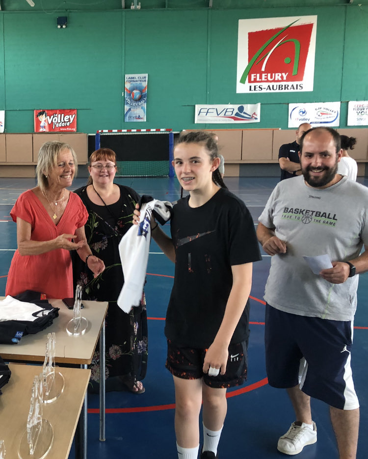 BurguetBenoist's tweet photo. Remise officielle des t-shirt s par ⁦@CaroleCanette⁩ de la section sportive du collège Condorcet de Fleury les aubrais. https://t.co/99JrVcC4f1