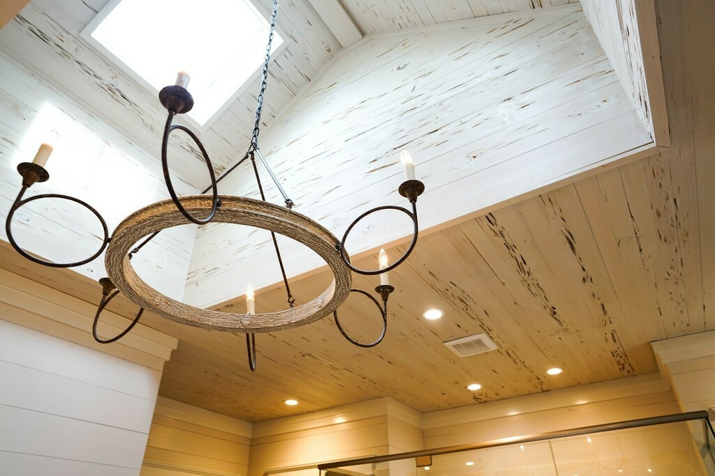 Such a unforgettable view... ⁠
We are loving the dramatic lighting that accents this amazing pecky cypress ceiling in this dreamy bathroom.⁠
⁠
#dreamhouse #architecturelovers⁠
#ruedaily #mytradhome #peckycypress #luxuryhome⁠
#archdaily #designsponge #luxuryarchitecture⁠
…