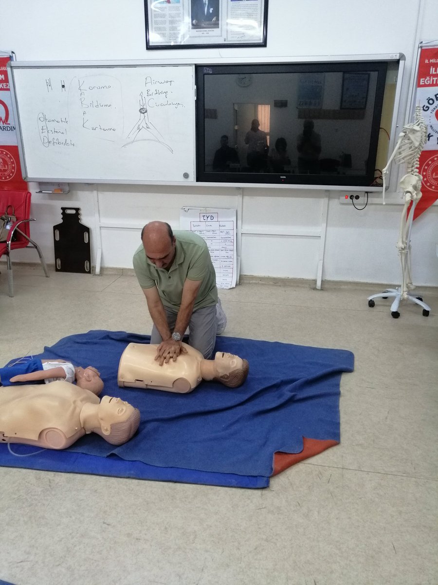 Malatya il Milli Eğitim Müdürlüğü ilkyardım Egitim merkezi Temel Eğitimde 10.000 okul Proje kapsamında eğitimlerimiz tüm hızla devam ediyor. #heryerdeilkyardım
<a href="/OzilLevent/">Dr. Levent Özil🇹🇷🇹🇷🇹🇷</a> <a href="/ozkan_meb/">Özkan AVCI</a> <a href="/cemalunal_/">C.ÜNAL</a> <a href="/meb_dhgm/">Destek Hizmetleri Genel Müdürlüğü</a> <a href="/MalatyaMem/">MALATYA İL MİLLİ EĞİTİM MÜDÜRLÜĞÜ</a> <a href="/behcet_bakir/">behçet bakır 🇹🇷</a>