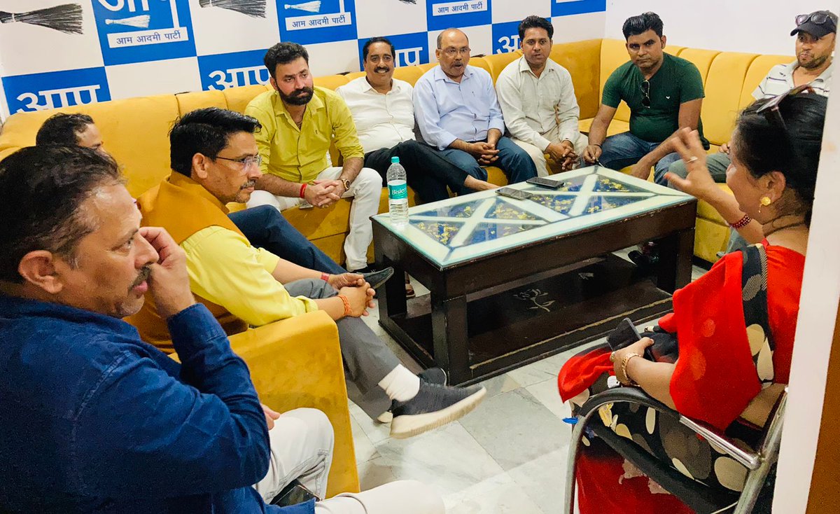 AAPUttarakhand's tweet photo. ज़िला कार्यालय हरिद्वार में प्रदेश उपाध्यक्ष व हरिद्वार जिला प्रभारी नरेश शर्मा जी ने आम आदमी पार्टी के वरिष्ठ नेताओं व कार्यकर्ताओं संग मीटिंग करी। https://t.co/dVG0SFDsSH