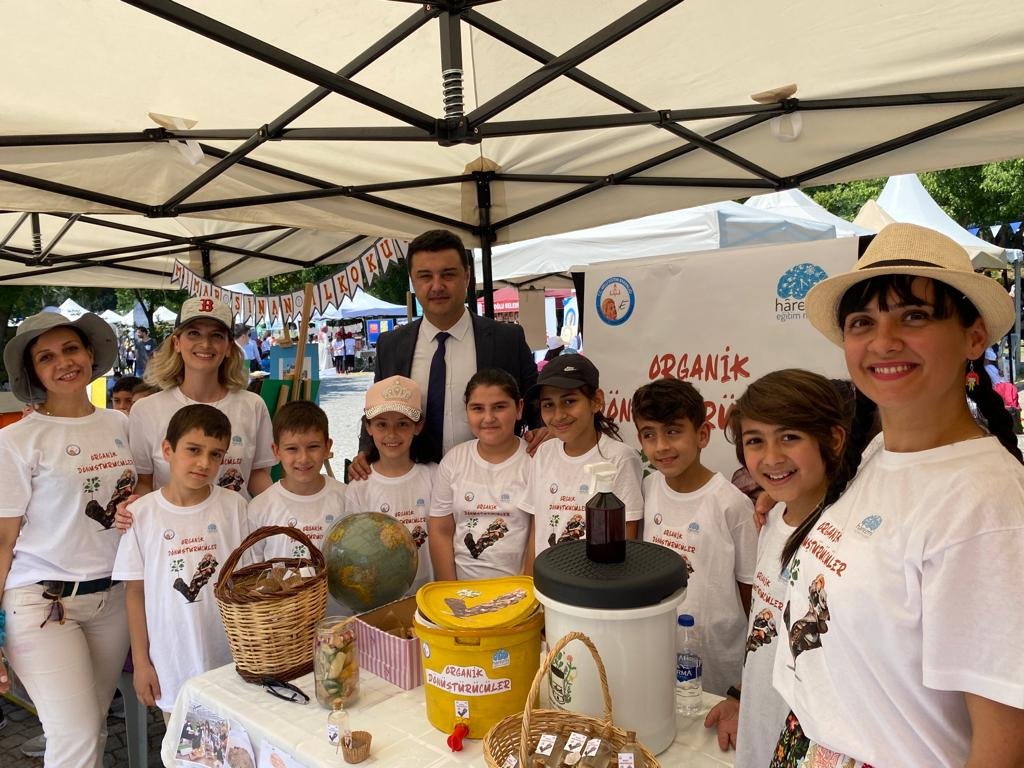 İlçe Millî Eğitim Müdürümüz Sayın Alper Asım Özer, Harezmi Eğitim Şenliği ve Sempozyumu'na katıldı.

Harezmi Projesi uygulayan okulumuzu ziyaret etti.

Emeği geçen öğretmen ve öğrencilerimizi tebrik ediyor, başarılarının devamını diliyoruz.

<a href="/tcmeb/">Millî Eğitim Bakanlığı</a> <a href="/memleventyazici/">Levent Yazıcı</a> <a href="/alperasimozer/">Alper Asım Özer</a>