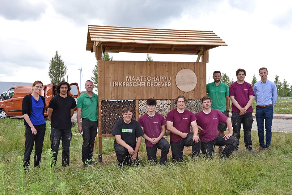 Maatschappijlso's tweet photo. Het insectenhotel dat leerlingen van @GTIBeveren maakten voor het Logistiek Park Waasland werd vorige week geplaatst. Knap staaltje vakmanschap, dankjewel!👌

https://t.co/oUyVnUC4Ud

#waaslandhaven #mlso #logistiekparkwaasland #duurzaamheid #insectenhotel https://t.co/CnoErsr9h5
