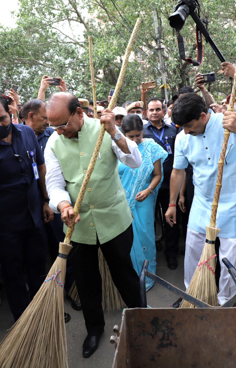 LokNiwasDelhi's tweet photo. LG of #Delhi urged all MPs, MLAs &amp; local public to participate in the noble drive of #CleanUpDelhi. He himself picked up a broom &amp; set an example of how people should understand the importance of cleanliness.

#DilSeSwachchhDilli #SwachchhtaZimmedariHai
#SwachchhtaBeginsAtHome https://t.co/25NSe3bw6r