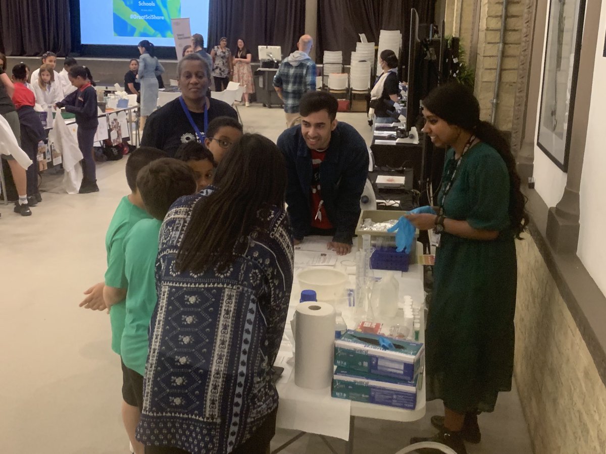 troislurchers's tweet photo. ⁦@LondonMetUni⁩ students teaching islington pupils how to extract DNA from fruit ⁦@GreatSciShare⁩ ⁦@IslingtonBC⁩ ⁦@NGpupils⁩ https://t.co/dXDV5KQCmz