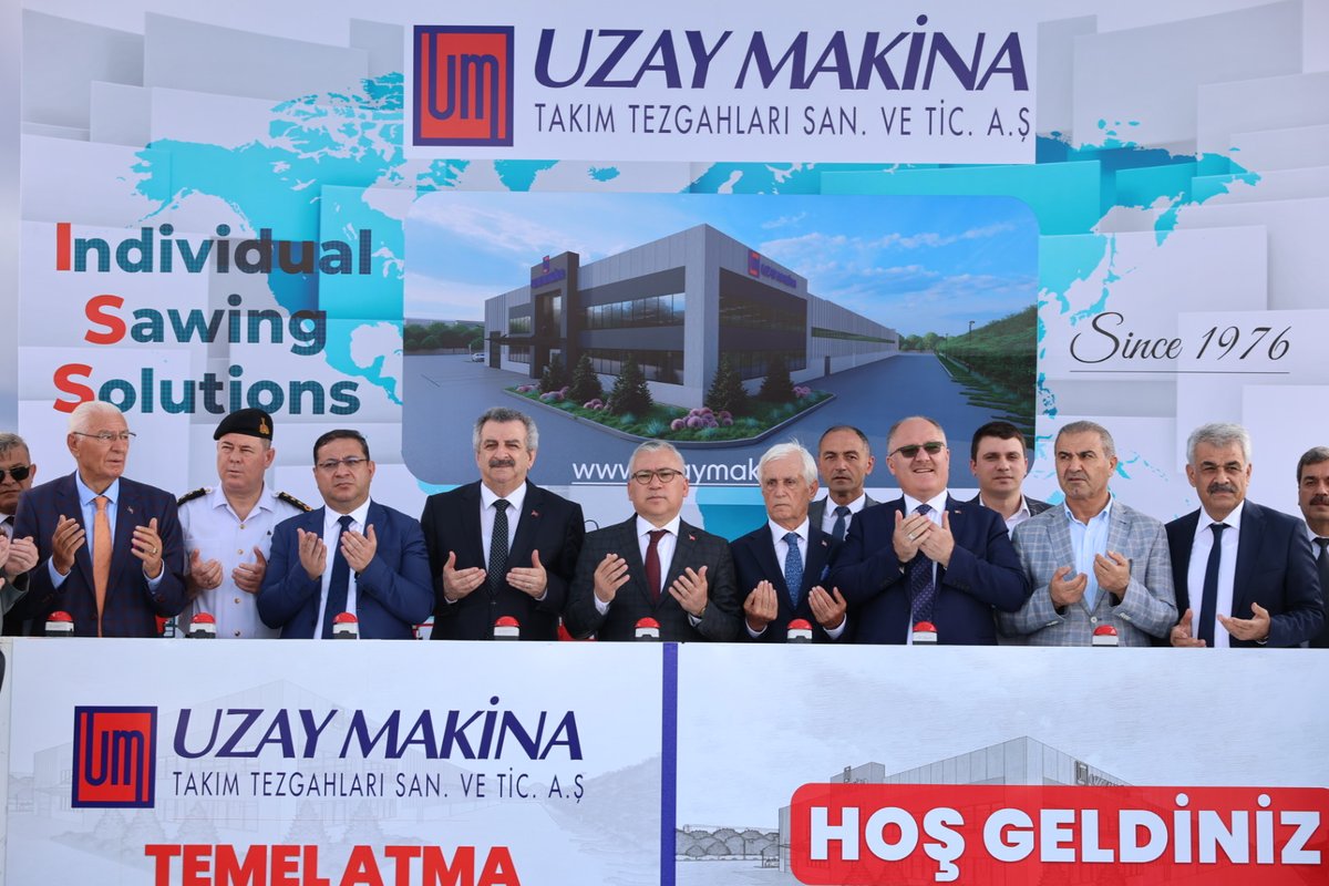 sivasvaliligi's tweet photo. 4⃣ Konuşmaların ardından dualar eşliğinde temel atma töreni gerçekleştirildi.

🧑🏻‍🏭Metal kesme testere ve takım tezgâhları üretimini yurt dışına ihraç edecek 'Uzay Makina', ilk etapta 150 kişiyi istihdam edecek.

İlimize ve ülkemize hayırlı olsun. https://t.co/96UDR14bhs