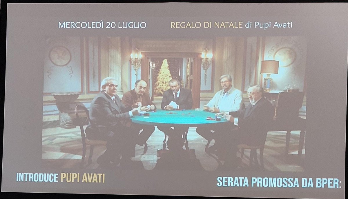 #Bologna #PiazzaMaggiore.
Oggi la presentazione della rassegna 'Sotto le Stelle del Cinema'🎬🎥 (19 giugno-14 agosto) con oltre 50 appuntamenti. Mercoledì 20 luglio un serata dedicata a #BPERBanca con la partecipazione di #PupiAvati e la proiezione del #film 'Regalo di Natale'.