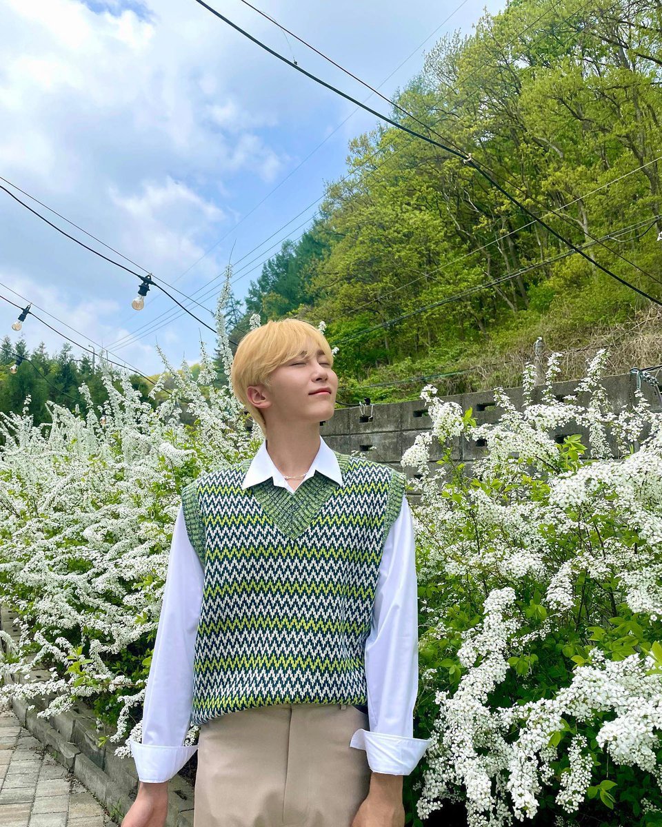 Anggo_17's tweet photo. 내가 좋아하는 여름 푸른 승관이 🌿🍃☁️

#승관 #세븐틴 #브링그린 https://t.co/4av38gMGDZ