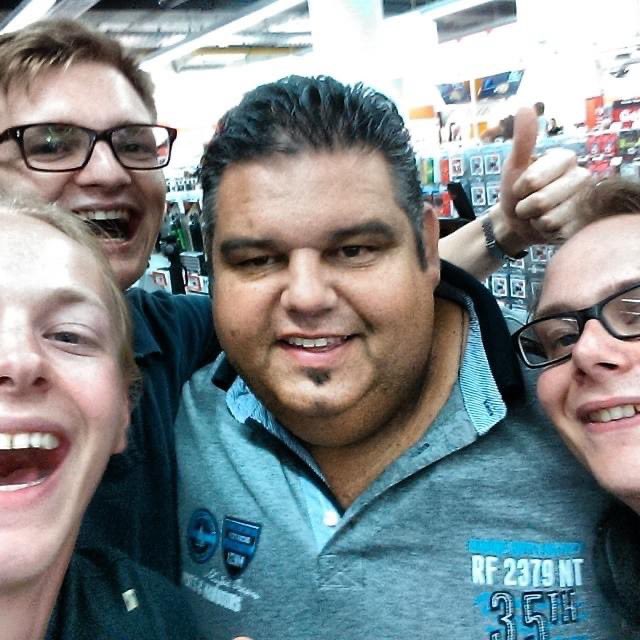 Jonkjemetdepet's tweet photo. Acht jaar geleden zag ik #DjangoWagner in de #MediaMarkt tussen het witgoed. Legendarisch moment πΆ https://t.co/Oh8VBr9XcB