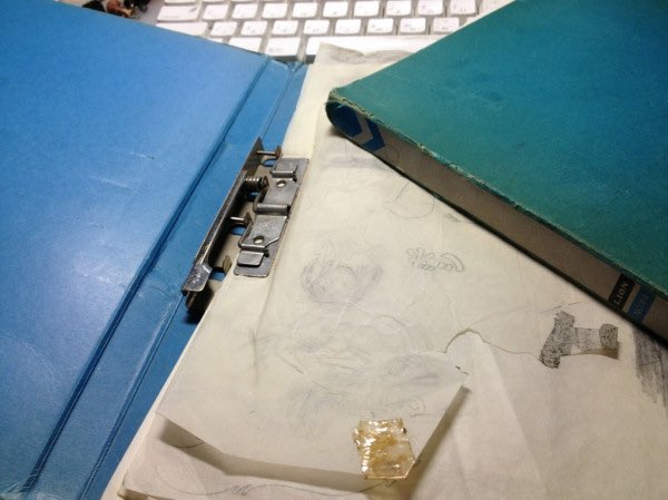 そうそう。こないだ福岡行ったもう一つの成果。
小学生の頃から作ったハンコを捺した紙をファイリングしてたバインダー。
「あそこに忘れたんじゃないか⁉︎」
って思ってた福岡の居酒屋さんが閉店していたことorz

引越し荷物のどこかにまだ眠っててくれんかな…(まだ整理してないんかい!w) https://t.co/Juy4cpcGfI 