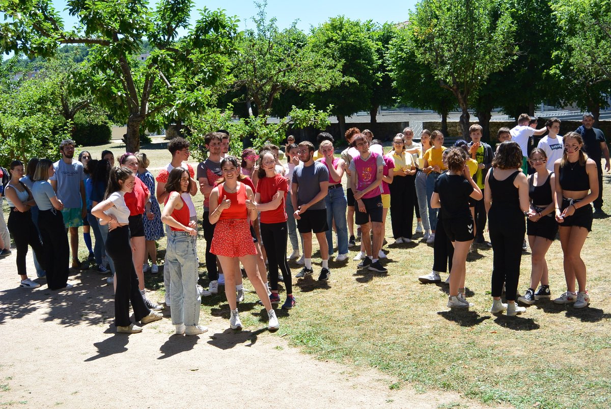 PoleChartreuse's tweet image. Avant de passer aux choses sérieuses, les lycéens du Pôle La Chartreuse ont profité d&apos;une après-midi ludique et festive ce vendredi 10 juin. Retour en images sur les Olympiades 2022 👉bit.ly/3NKoYQF