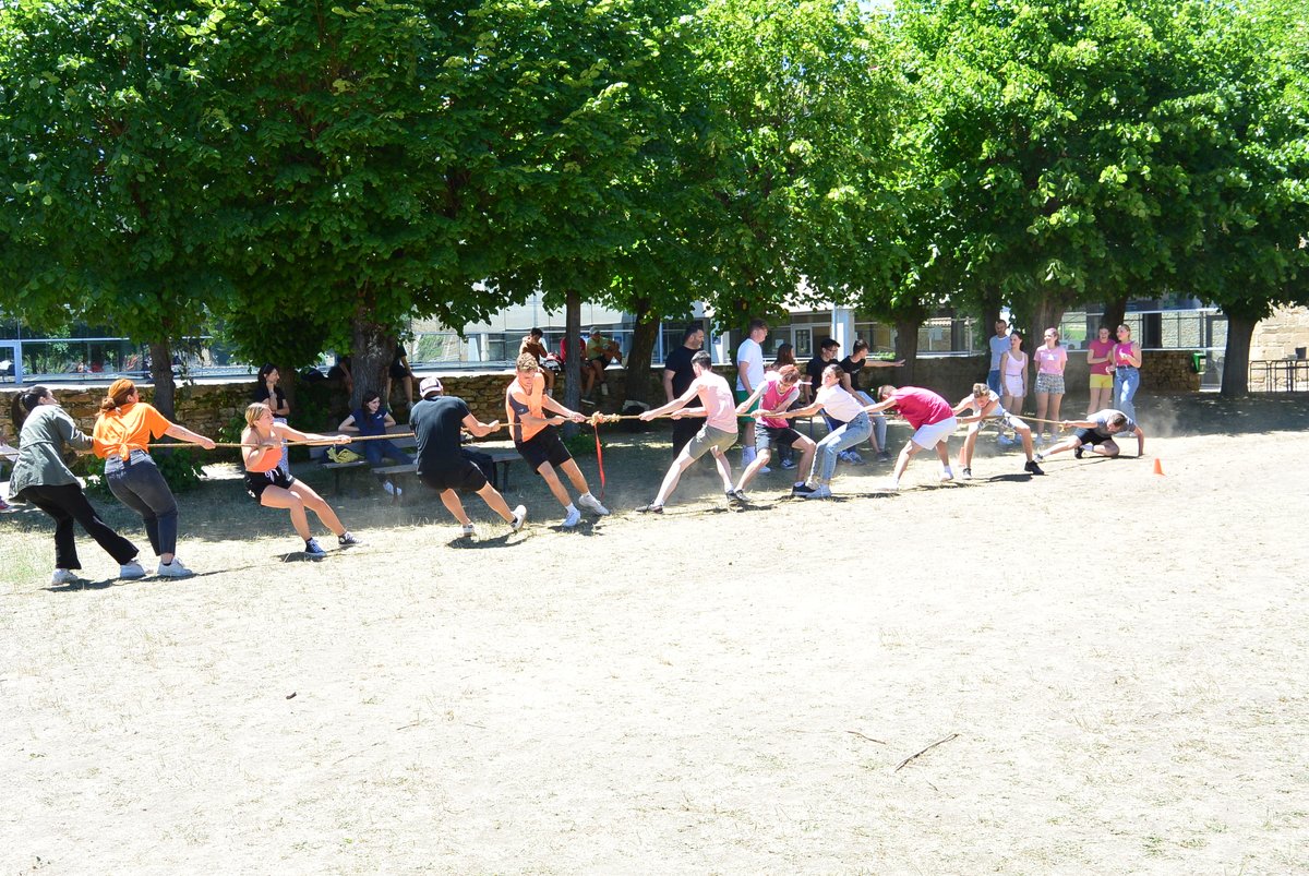 PoleChartreuse's tweet image. Avant de passer aux choses sérieuses, les lycéens du Pôle La Chartreuse ont profité d&apos;une après-midi ludique et festive ce vendredi 10 juin. Retour en images sur les Olympiades 2022 👉bit.ly/3NKoYQF