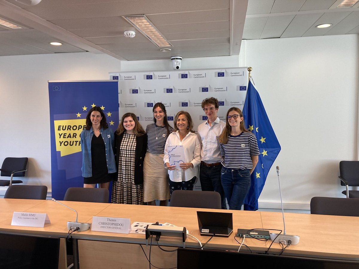 ChristophidouEU's tweet photo. In #EYY2022 we want to put young people at the centre of decision making. 

Vibrant discussion with 5️⃣ bright and committed 🇪🇺representatives of the EurOcean's Youth Network, carrying ambitious ideas on how to protect our oceans. 

#Youth4Ocean #EU4Ocean #MakeEUBlue #Hack4Oceans https://t.co/6DLqMQTxNQ