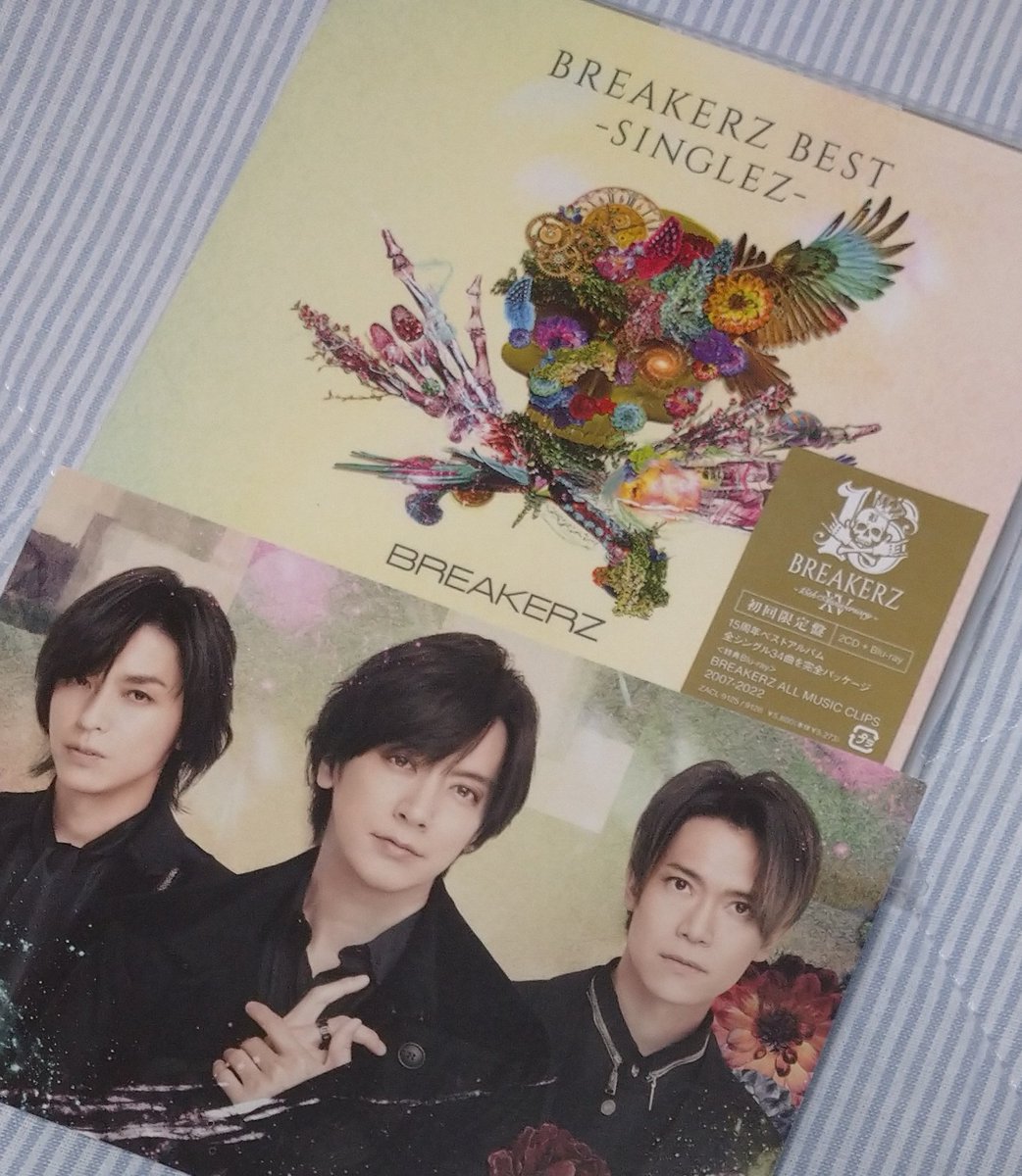 aoiD_azul's tweet photo. 15周年ベスト買いました😊
ボク、意外と初期の頃から聴いてます♪
MVがBDで見られるのは嬉しいね✨
#BREAKERZ
#SINGLEZ https://t.co/lqSYIpPUAQ