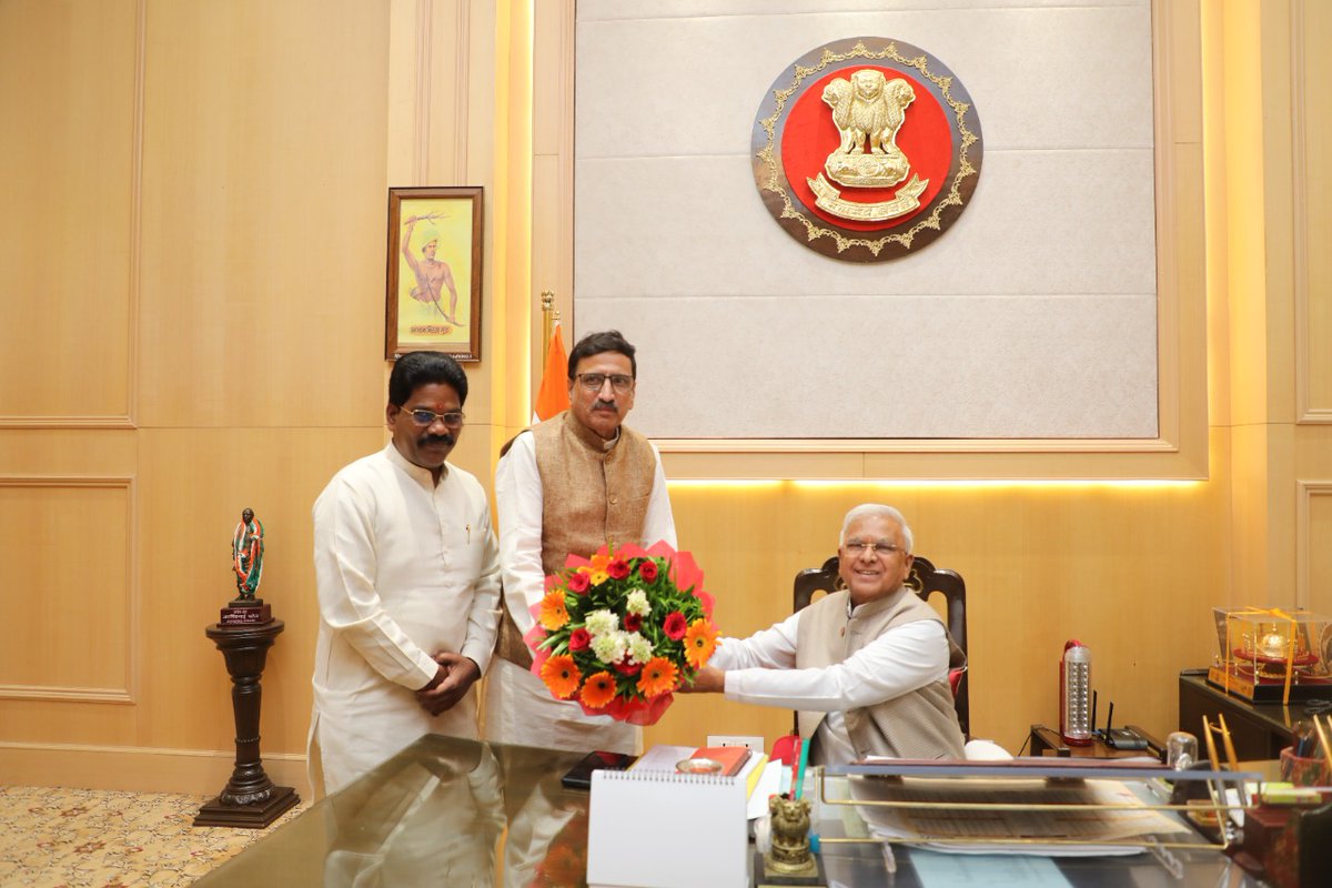 ncsthq's tweet photo. NCST अध्यक्ष माननीय हर्ष जी चौहान और सदस्य अनंत नायक ने मध्यप्रदेश राजभवन मे मध्यप्रदेश के राज्यपाल माननीय मंगू भाई पटेल जी से मुलाक़ात कर जनजातीय समाज के विभिन्न मुद्दों पर चर्चा की।

#NCST #ncsthq #ScheduledTribes #ScheduledTribeIssues #KnowNCST https://t.co/oOwZ1Z16Vz