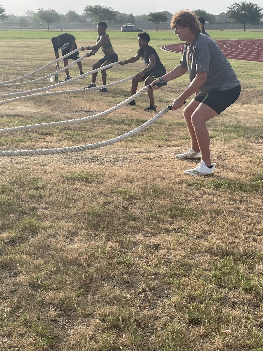 Coach_Herbst's tweet photo. ⚽️🎾🏀🏐🏈⚾️🥎🤼♀️🏊♂️🤽♀️
#CampsatRanch22
#SpreadtheBlue
#AEF
Day 6 https://t.co/HkKcUH56Zk