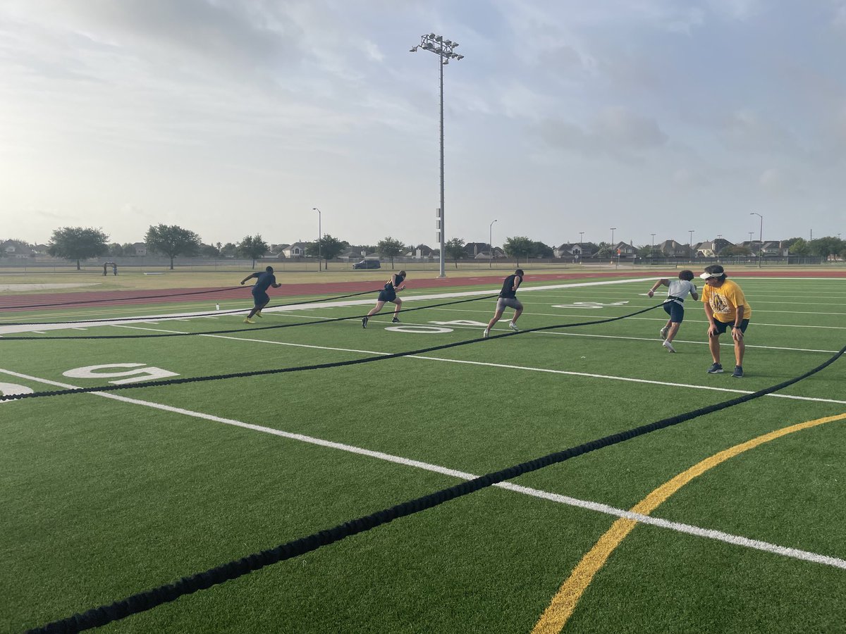 Coach_Herbst's tweet photo. ⚽️🎾🏀🏐🏈⚾️🥎🤼♀️🏊♂️🤽♀️
#CampsatRanch22
#SpreadtheBlue
#AEF
Day 6 https://t.co/HkKcUH56Zk