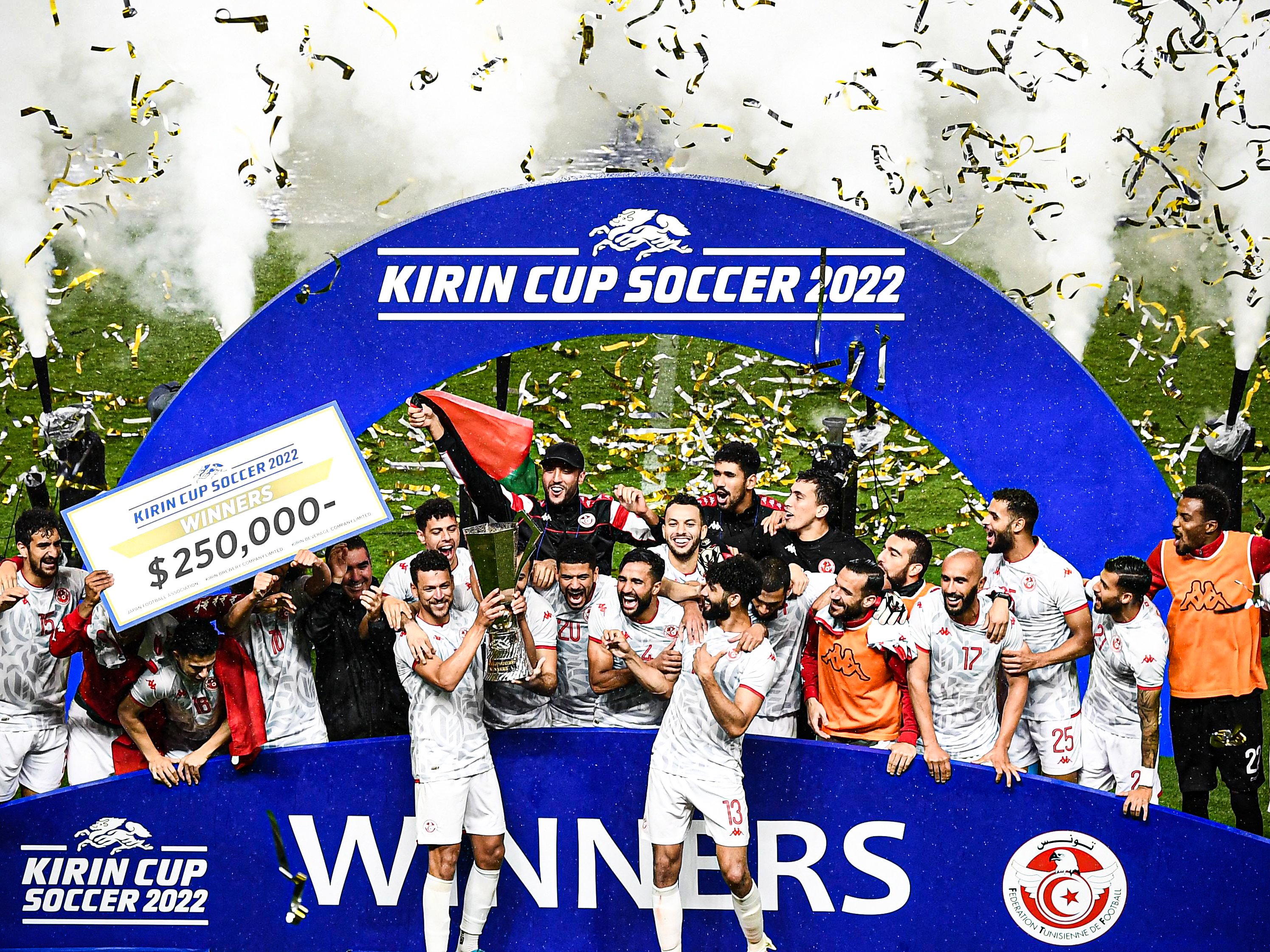 Goal Japan チュニジア 歓喜の瞬間 キリンカップサッカー 22 表彰式の様子 優勝トロフィーや 賞金25万ドル 現在のレートで約3300万円 などを手にした チュニジア代表 T Co Ctweqs7p47 Twitter