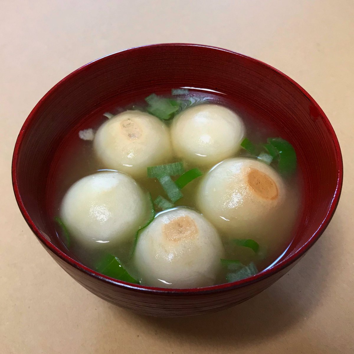 今日のスープは麩のおみそ汁。タンパク質が豊富な麩、出汁を吸って、しっかり弾力があって、おいしかったです。#今日のスープ　#おみそ汁　#麩　#ねぎ　#ケの食事　#today’s soup   #miso soup