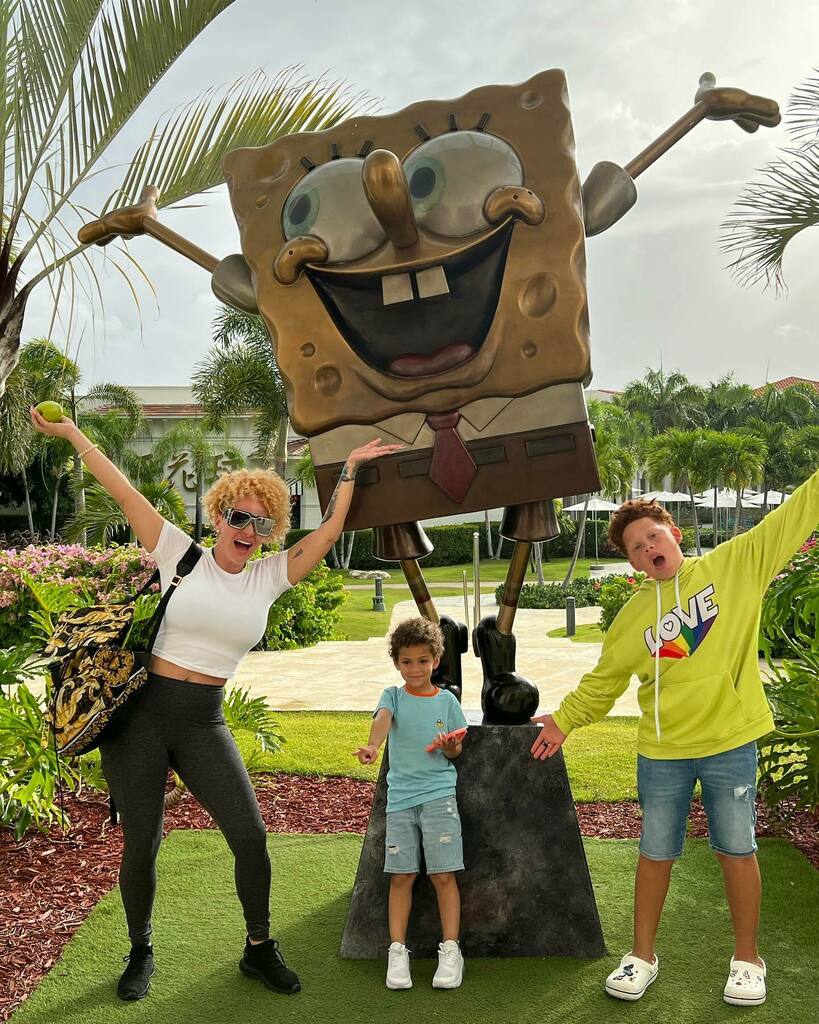 Una foto con el tío  @rockythekid no podía faltar….😤😂✨🫶

… nos faltó papá 😩 @eliaslarryayuso 

#NickelodeonRD instagr.am/p/CeyTkbWgXZ6/