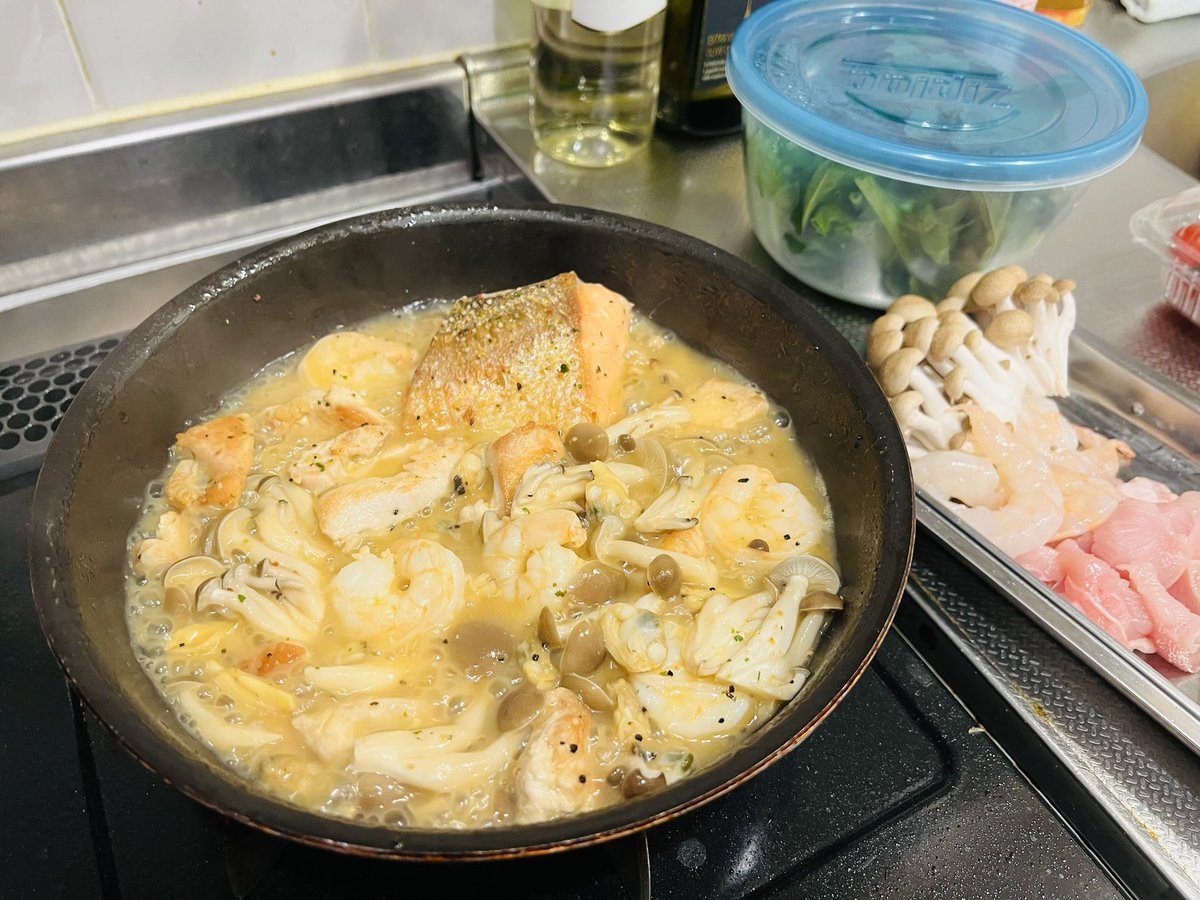 eroste's tweet photo. ジスイday パッツァ🌊鮭アサリ海老鶏

今日も寒かったなぁ❄️
鶏胸肉いれました��素材多過ぎた💦

#自炊　#おうちごはん　#ミニマリスト https://t.co/nuTY8OuGKU