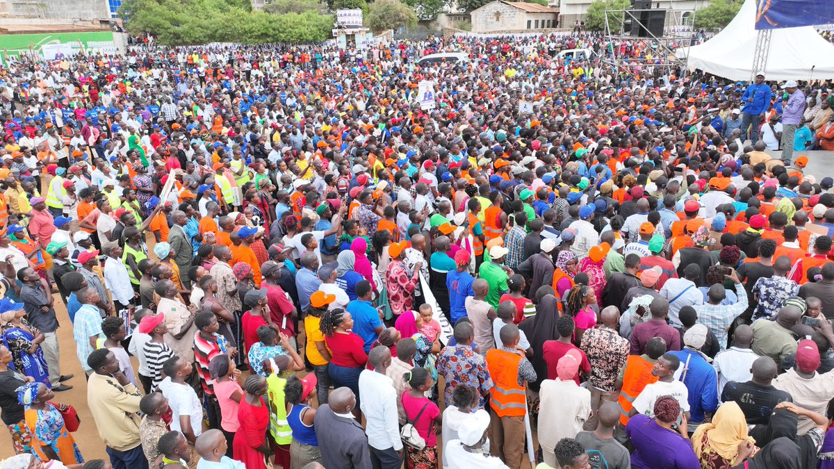 mamangilu's tweet photo. Kibwezi, Makueni. Baba has reiterated his commitment to revive cotton farming for our people, increase access to clean water and tackle the animal conflict along the Tsavo. @RailaOdinga is listening to the challenges facing our people and prescribing achievable solutions. https://t.co/ce1MBuEFXW