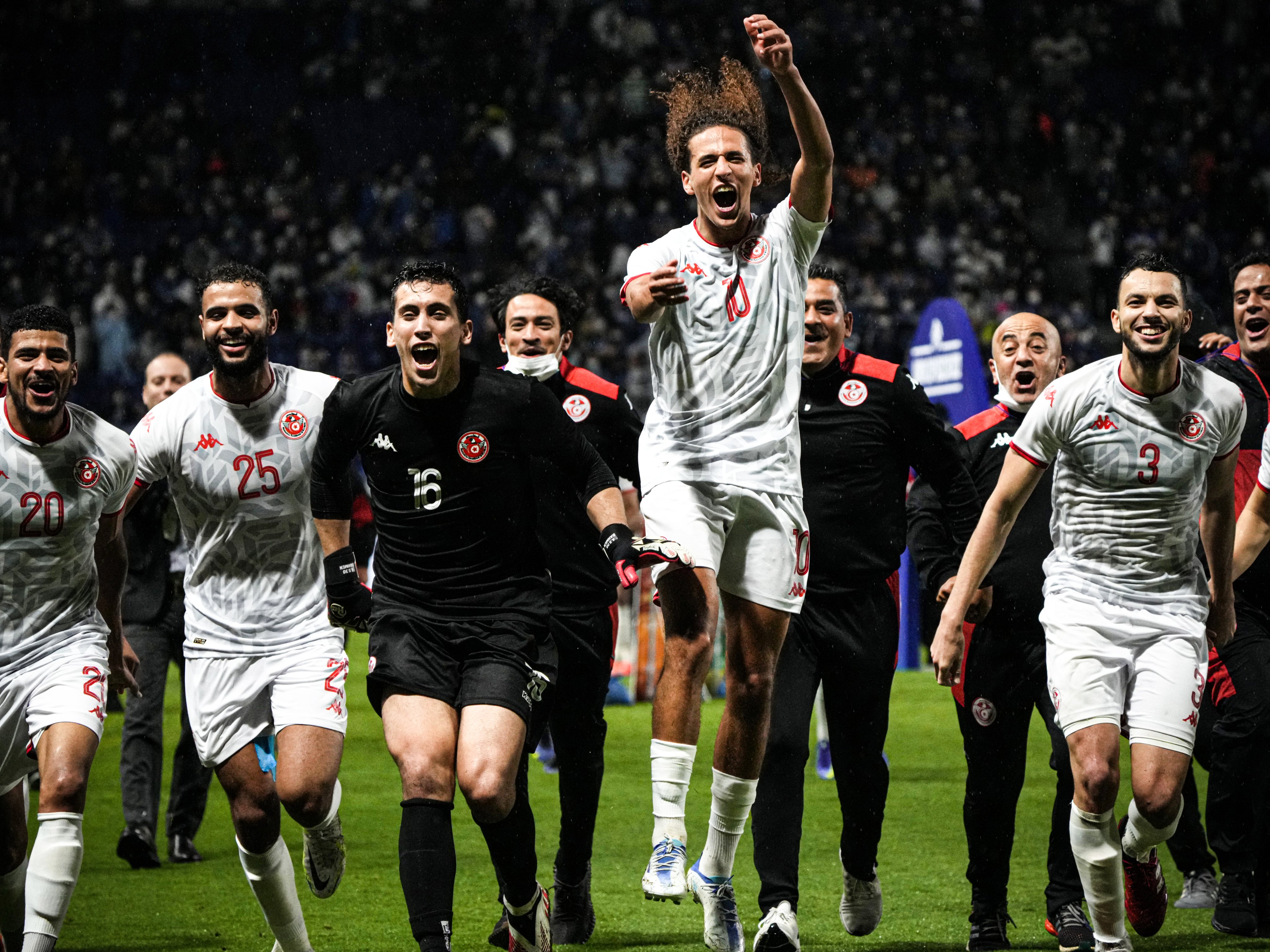 Goal Japan チュニジア 歓喜の瞬間 キリンカップサッカー 22 表彰式の様子 優勝トロフィーや 賞金25万ドル 現在のレートで約3300万円 などを手にした チュニジア代表 T Co Ctweqs7p47 Twitter