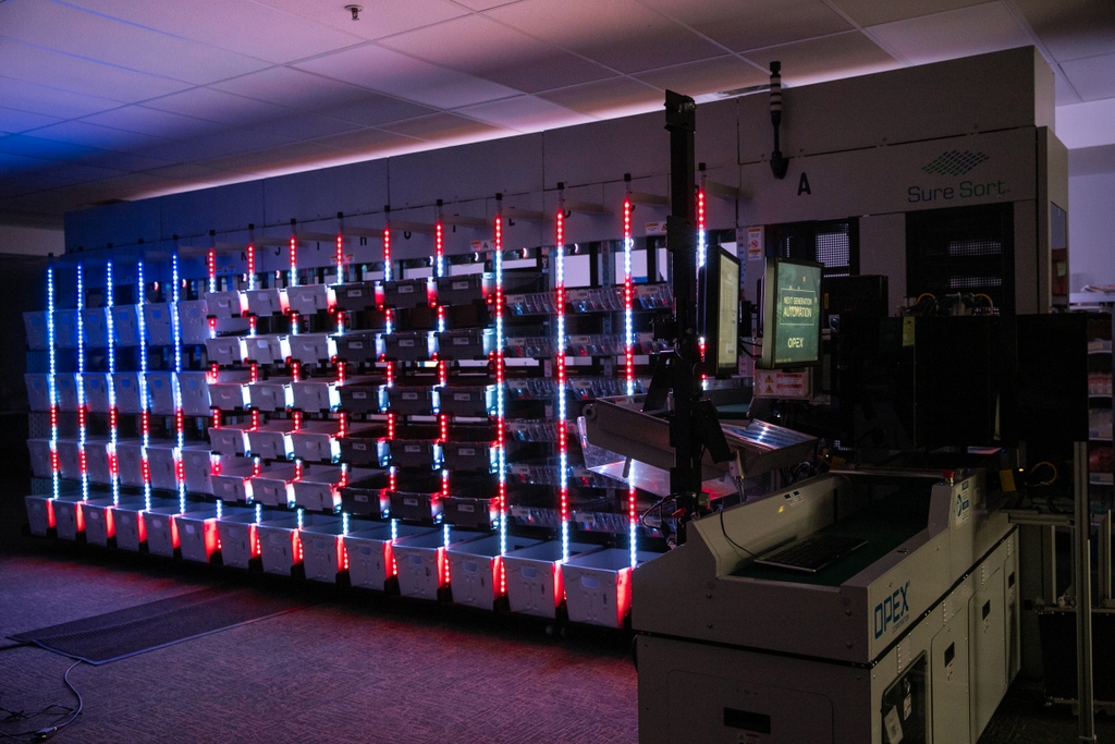 OPEXcorporation's tweet photo. We're celebrating Flag Day with our Sure Sort® automated sorting system! 

#supplychaintechnology #supplychainresilience #ordersorting #returnsprocessing #distributioncenter https://t.co/ABP1ksbWhj